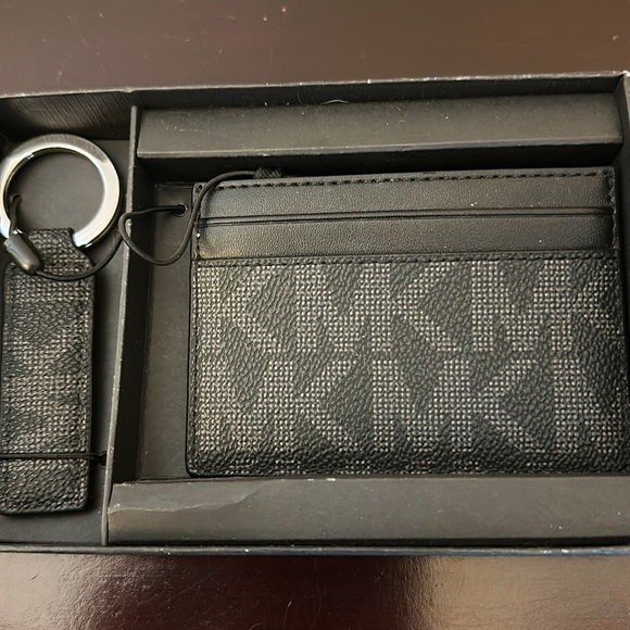 Michael Kors card ID holder and key chain holder matching gift set. NWTGS! Male - Picture 2 of 3